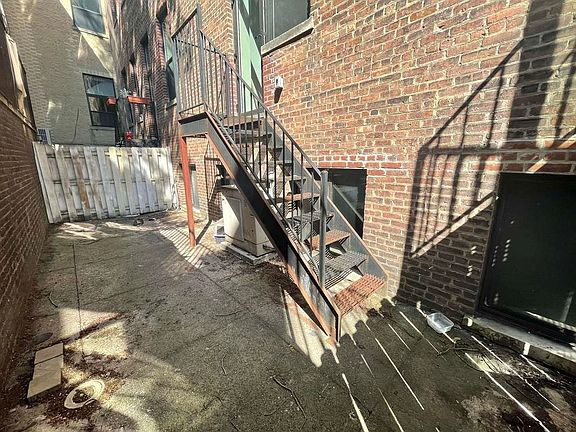 5th image of 181 Bainbridge St #1H
