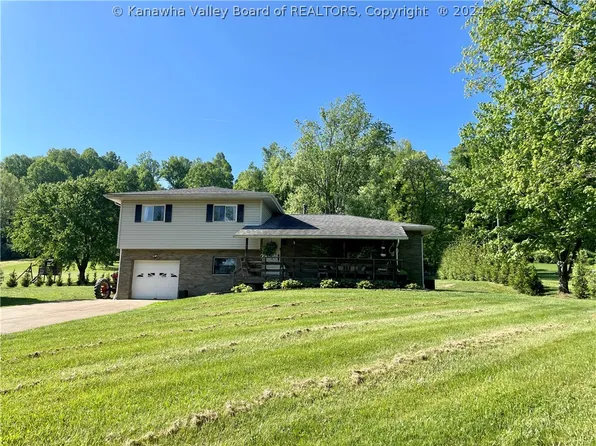 748 Teays Ln, Hurricane, WV 25526