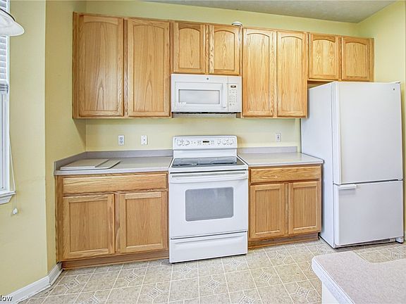 3rd image of 17698 River Valley Blvd