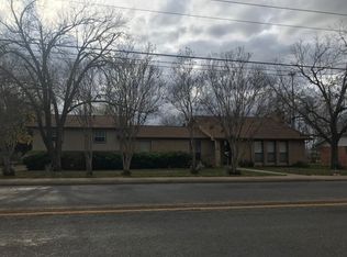 915 4th St, Floresville, TX 78114