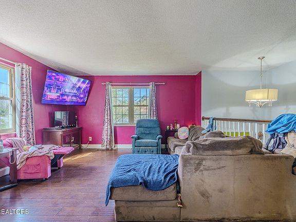 4th image of 209 Crawford St