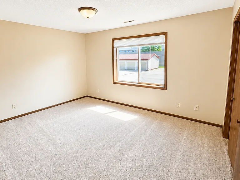 3271 Ansborough Ave — Photo 5
