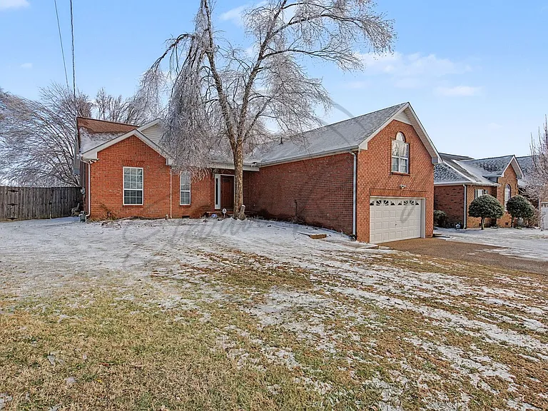 105 Edgeview Dr — Photo 2