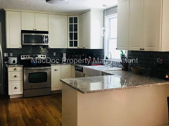 3rd image of 6804 Saxony Cir