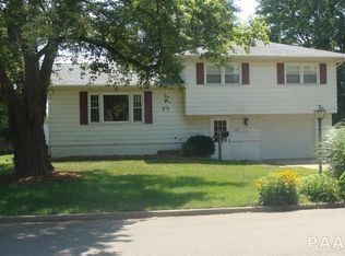566 E Vine St, Farmington, IL 61531