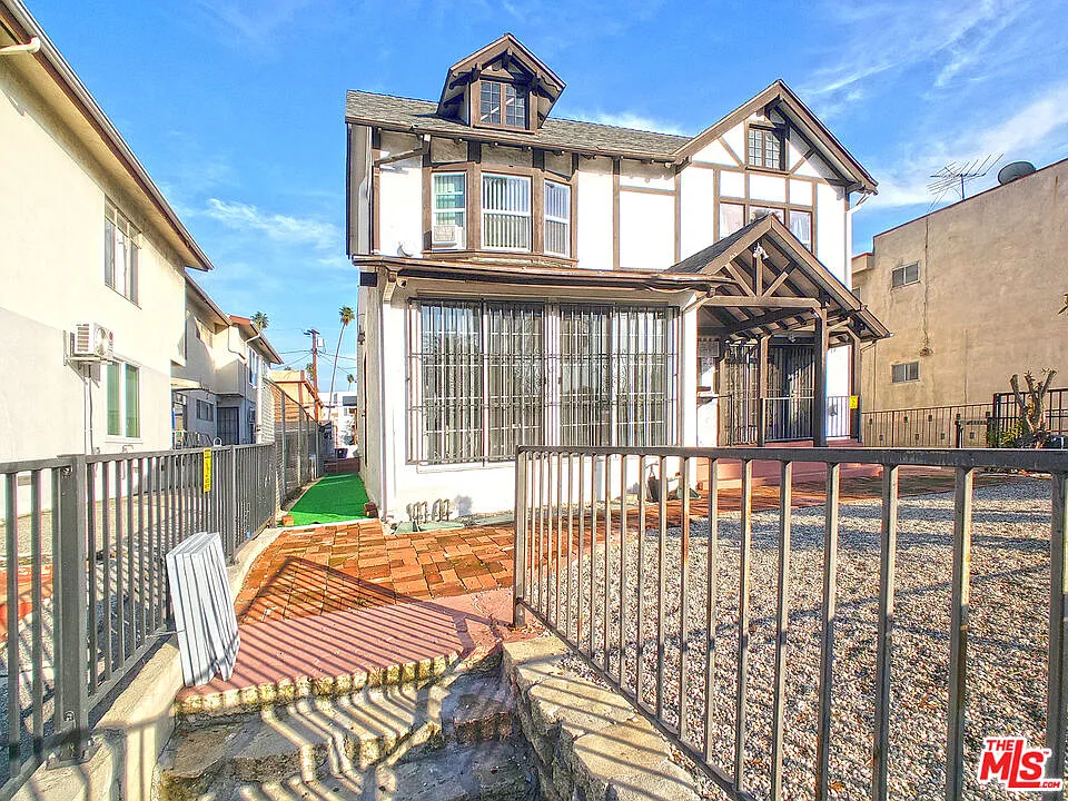 2 bed, 1.5 bath, 1100 sqft, $2,600 — Photo 1