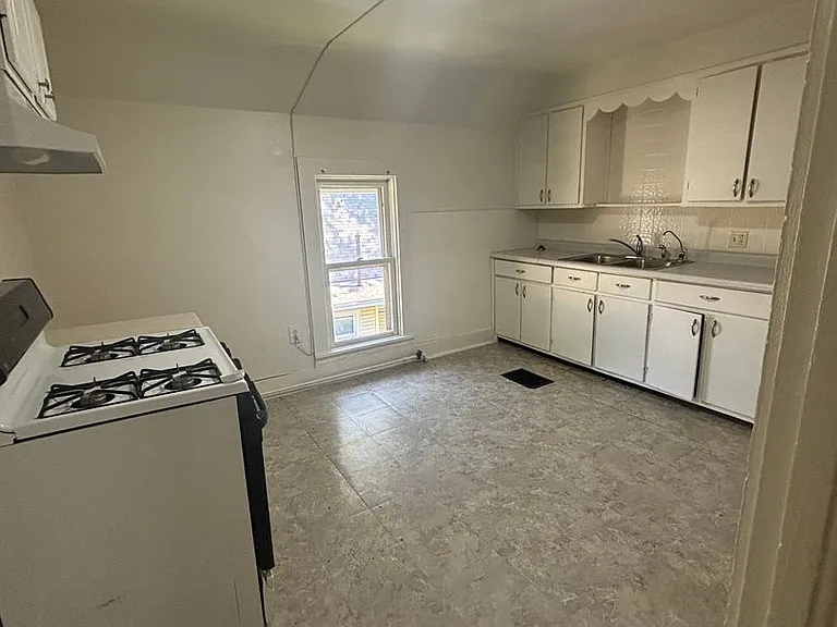 521 E Madison St — Photo 2
