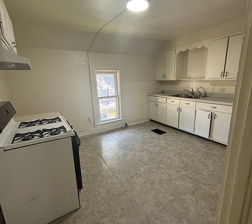 2nd image of 521 E Madison St #2