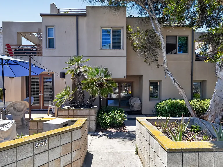 Exterior / Entry