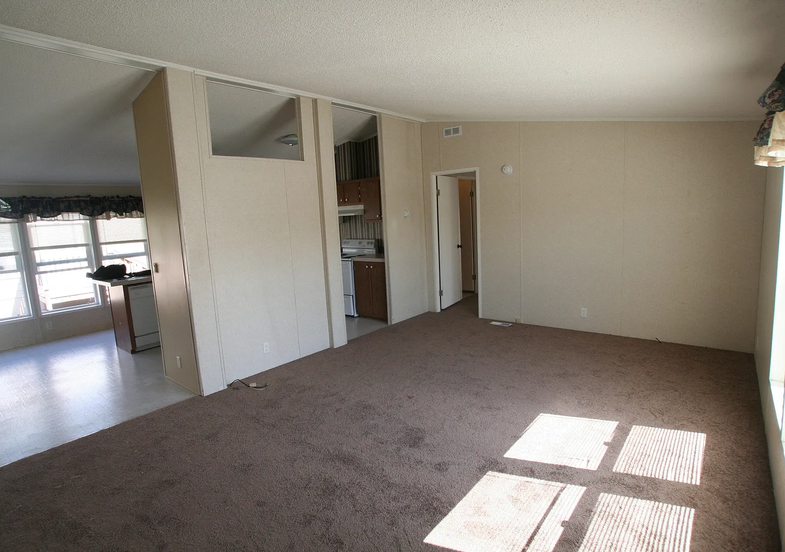 3 bedroom in centralized location — Photo 2