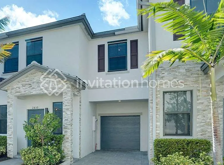 2839 SW 16th Ter — Photo 1