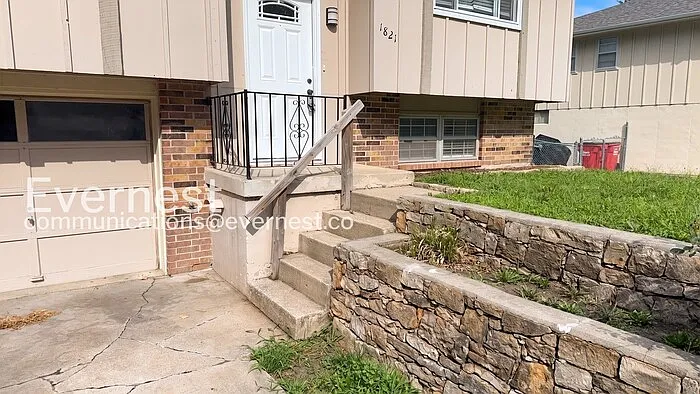 1821 S Speas Dr — Photo 2