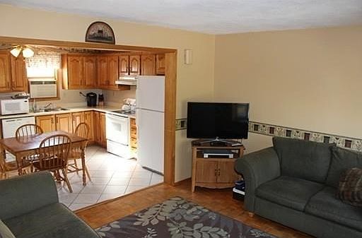 3rd image of 2 1/2 Bartlett Ave #2H