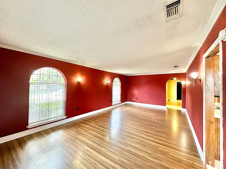 912 Laurie Ln — Photo 5
