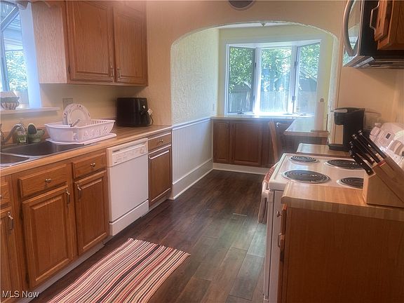 4th image of 327 Stanford Ave