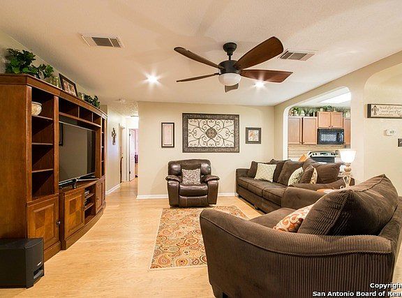 5th image of 15706 Walnut Creek Dr