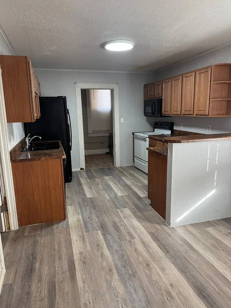 2 bed, 748 sqft, $500 — Photo 2