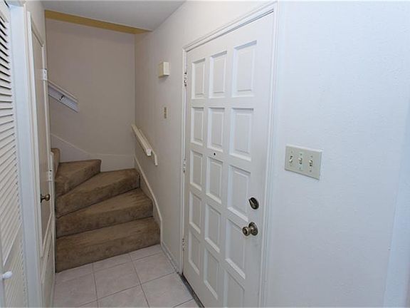 Entry has ceramic tile flooring!