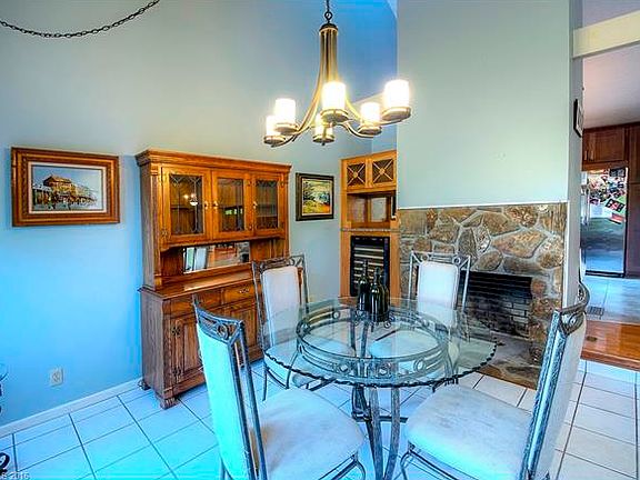 5th image of 206 Robertson St
