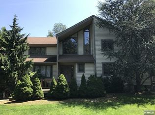 9 Surrey Ln, Mahwah, NJ 07430