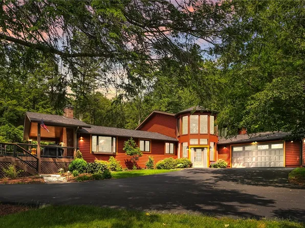 444 Peninsula Dr, Central City, PA 15926