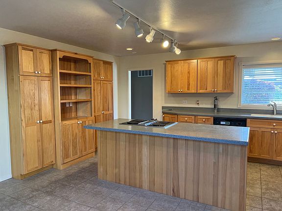 3rd image of 4912 Patricia Dr