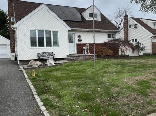 1227 Daffodil Ln, Wantagh, NY 11793