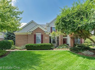 961 Hollow Corners Ct, Rochester, MI 48307
