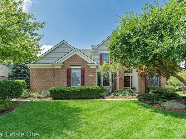 961 Hollow Corners Ct, Rochester, MI 48307