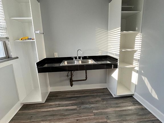 4th image of 1833 S Main St #418