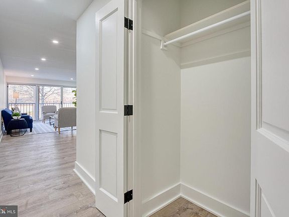 5th image of 1300 Army Navy Dr APT 128