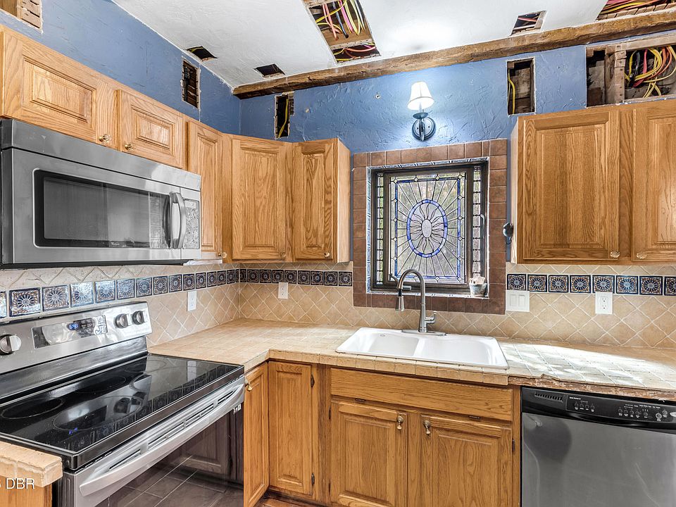 13th image of 688 Alcazar Ave
