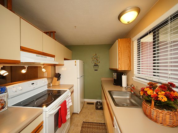 3rd image of 345 S Taft Ct