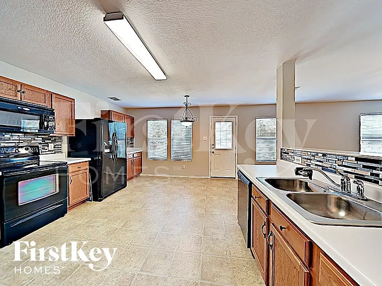 716 Wrigley Dr — Photo 6
