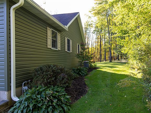 4th image of 2485 Hillborn Rd