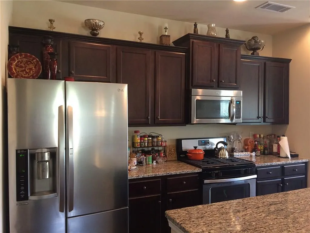 3 bed, 2182 sqft, $2,300 — Photo 2