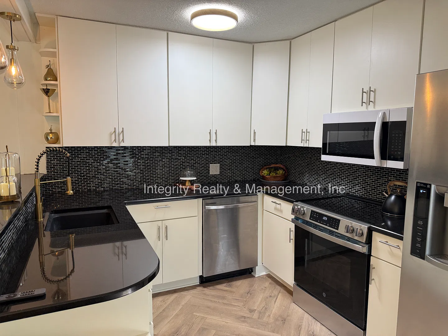 2 Bed/2 Bath, 1,068 Sqft - 2150 S Vaughn Way Unit 204D Aurora, CO 80014 — Photo 2