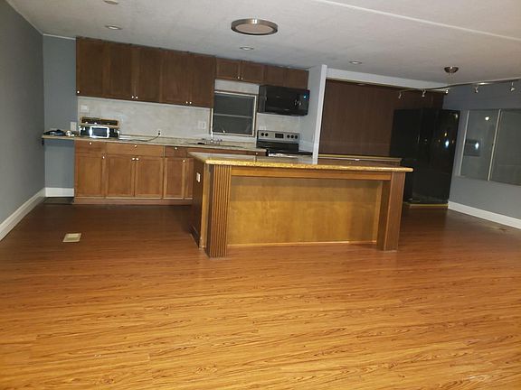 2nd image of 421 Heritage Cir