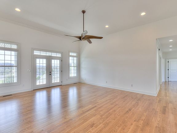 5th image of 131 Westfield Pl