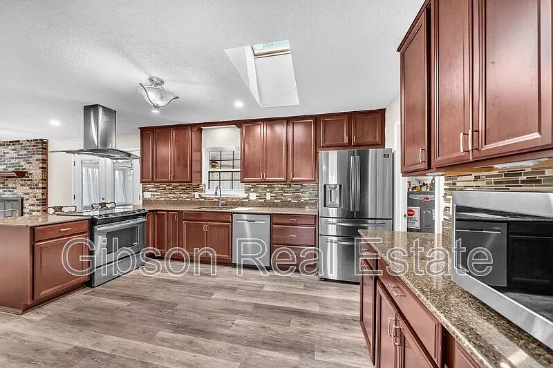 3 bed, 2.0 bath, 1640 sqft, $2,195 — Photo 3