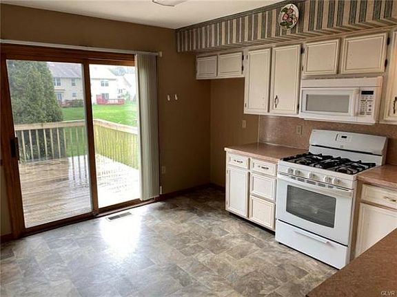 3rd image of 2746 Tamlynn Ln