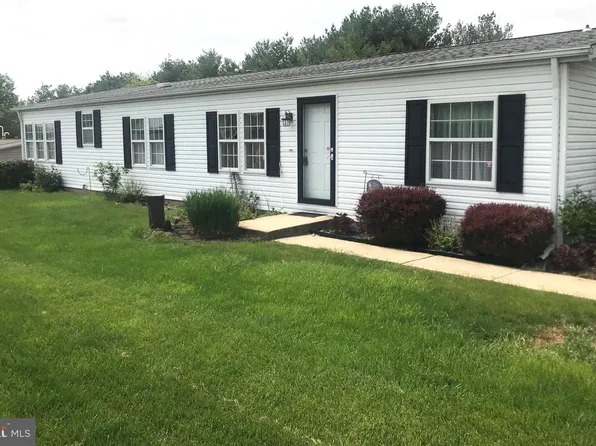 17 Woodbine Ct W, Harleysville, PA 19438