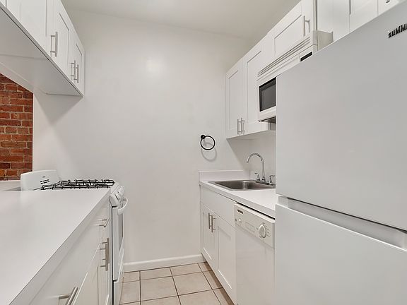 3rd image of 328 W 47th St APT 1d