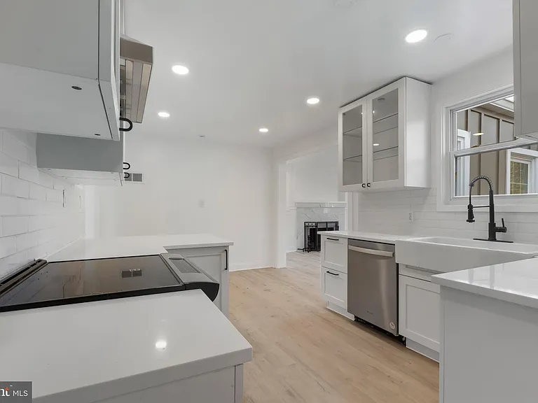 3284 Annandale Rd — Photo 9
