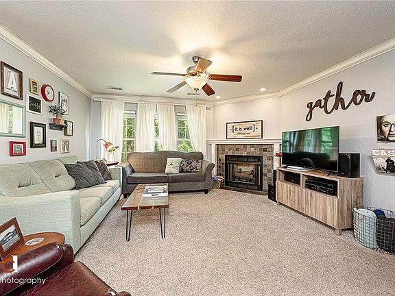 4th image of 930 S Hoddle Pl