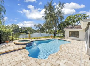 8950 Baywood Park Dr, Seminole, FL 33777