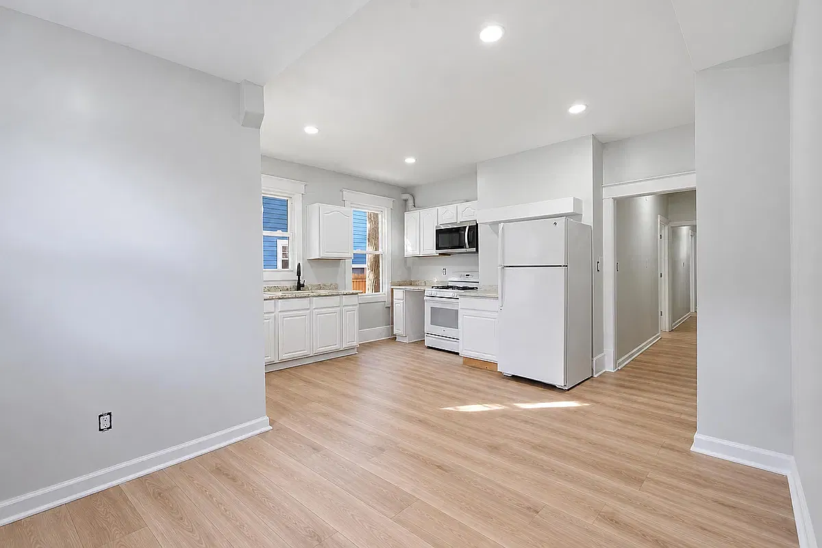 3 bed, 1.5 bath, 820 sqft, $3,500 — Photo 3