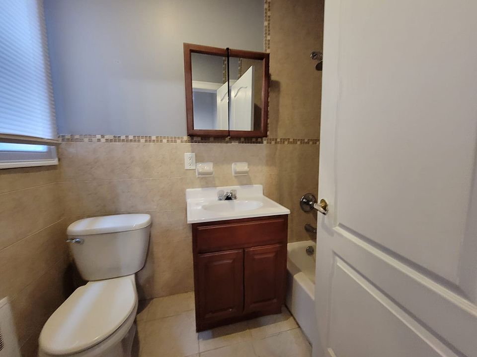 2nd image of 808 22nd St #25E
