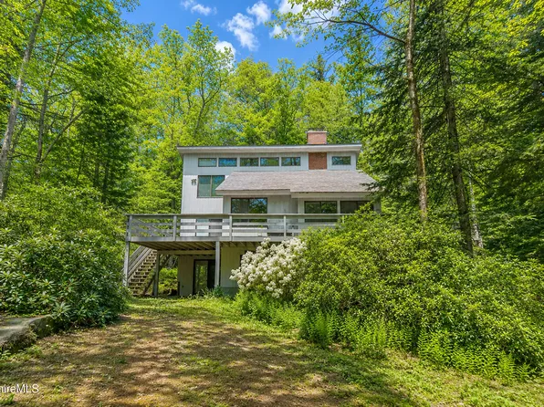 454 Seneca Dr, Becket, MA 01223