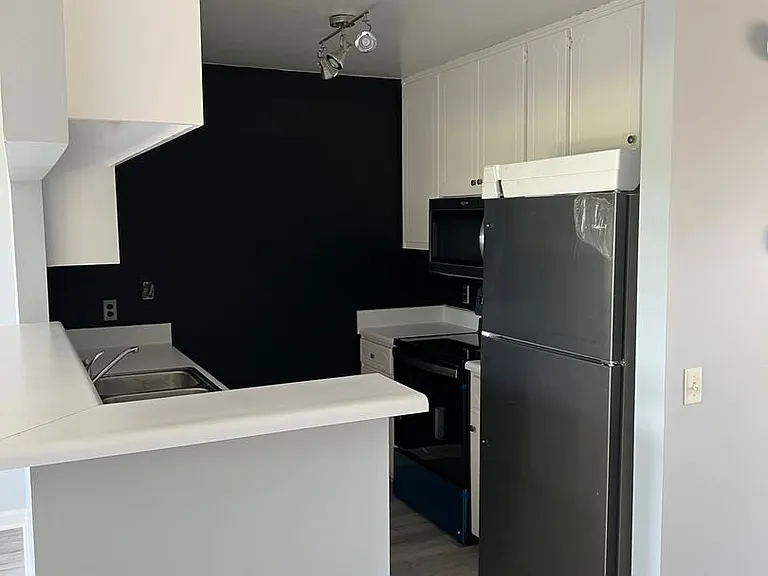 115 W Briar Dr — Photo 2
